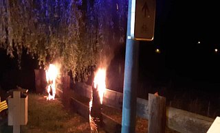 Déjà-vu für die Feuerwehr Höxter: „In der Woort“ in Höxter-Ottbergen brennen Zaunpfähle. - FFW Höxter