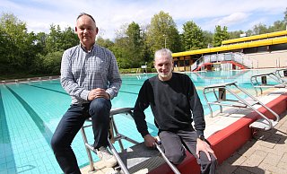 Markus Diering (l.) und Christian Henke, Badleiter im Freibad Im Kleinen Felde, sind mit dem Stand der Vorbereitungen zufrieden. Das große Becken ist bereits mit 2,2 Millionen Litern Wasser gefüllt. - Björn Kenter