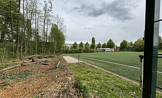 Aufgrund der Sicherheitslage darf der Platz aktuell nicht bespielt werden. Durch den offenen Zaun ist er allerdings für jedermann begehbar. - Katharina Eisele