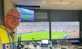 Höxters Polizei-Pressesprecher Jörg Niggemann in einem der zahlreichen Kontroll-Räume im Stadion Gelsenkirchen. - Polizei