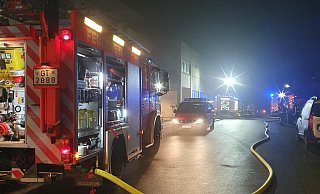 Über Stunden viel zu tun hatte die Feuerwehr bei einem Brand in einer alten als Lager genutzten Industriehalle in der Kolpingstraße in Rheda. - Feuerwehr Rheda-Wiedenbrück