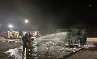 Auf dem Hartinger-Betriebsgelände in Rimbecke löscht die Feuerwehr nach einem Einsatz an der Laderampe des Lidl-Supermarktes in Warburg den glimmenden Inhalt des in Brand geraten Papiepresscontainers ab. - FFW Warburg