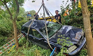 Das Auto des Borcheners musste mit einem Kran geborgen werden. - Feuerwehr Borchen