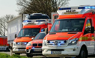 Der 52-Jährige pöbelt los, schubst einen Feuerwehrmann und attackiert schließlich einen Polizeibeamten. - Ralph Meyer