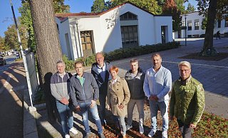 Das Hövelhofer Pfarrheim an der Schloßstraße soll ein Gasthaus bekommen. Dagegen wehren sich die örtlichen Gastronomen. Stellvertretend äußern (v. l.) Nico Streblau, Florian Brink, Klaus Peters, Beate Spieker, Paschalis Giannikis, Atilla Horoz und Frank Bröckling ihre Kritik. - Jens Reddeker