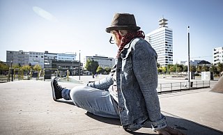 Der Kesselbrink ist einer ihrer Lieblingsorte. Hier ist Andrea T. eine anerkannte Persönlichkeit, die Menschen vertrauen auf ihr Urteil. Mit 51 Jahren will sie nun anderen Opfern sexualisierter Gewalt helfen. - Mller
