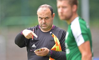 Juan de Cruz Pujades ist Schiedsrichterobmann im Kreis Gütersloh. Der Referee ist nicht selten selbst mit Pöbeleien von Spielern und Trainer konfrontiert. Er sagt: „Für mich sind die Sanktionen zu gering.“ - Jens Dünhölter