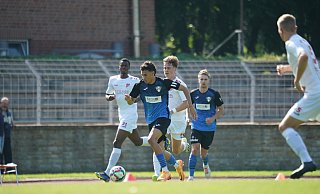 Im Vorwärtsgang: David Pabon (2. v. l.) kurbelte das Offensivspiel des SC Herford gegen Theesen im zweiten Durchgang immer wieder an. - Yvonne Gottschlich