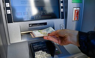 Von den Konten des betroffenen Senior wurde eine hohe Geldsumme abgehoben. - (Symbolbild): picture alliance / Weber/ Eibner-Pressefoto