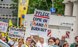 Beschäftigte der Unikliniken in NRW streiken am 10. Juni in Düsseldorf. - Malte Krudewig