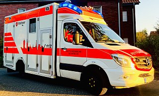 An der Feuerwache stationiert: Der Rettungswagen der Gütersloher Malteser. Der Hilfsdienst deckt einen erheblichen Teil der Rettungseinsätze ab. - Thorsten Heß