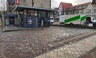 Das leere Areal vor dem Info-Pavillon erinnert an den von vielen Warburgerinnen und Warburgern gehegten Traum eines Marktplatz-Cafés. Bisher scheiterten alle vorgestellten Gastro-Pläne. - Dieter Scholz