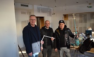 Planen den Innenausbau vom "Strullenkrug" zum "Neunzehn 01" (von links): Ralf Konze (Getränke Waldhoff) und die beiden Pächter Thomas Quaquil und Marc Gonzaga. - Nicole Fischer