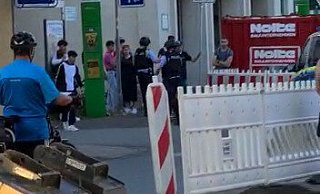 Polizisten führen den Mann am Bahnhof ab. - Screenshot: Privat