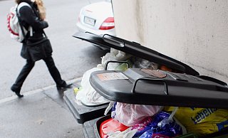Oft sind die Restmülltonnen in Bielefeld gut gefüllt. Ihre Abfuhr wird jetzt (etwas) günstiger. - Verwendung weltweit, usage worldwide