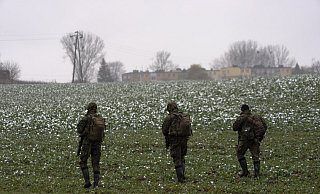 Polnische Soldaten suchen auf einem Acker im polnischen Dorf Przewodow nahe der ukrainischen Grenze nach Wrackteilen nach einem Raketeneinschlag. Nach dem Raketeneinschlag im Grenzgebiet hat sich Polen einverstanden erklärt, ukrainische Experten an den Ermittlungen zu beteiligen und damit einer Forderung von Präsident Selenskyj nachzukommen. - dpa