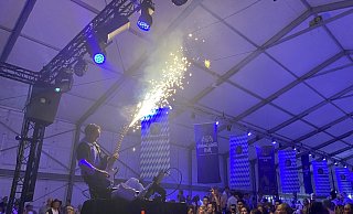 Aischzeit-Gittarist Thomas Mader lässt beim diesjährigen Oktoberfest die Funken fliegen - erstmals in der Messehalle statt im Festzelt. - Anthea Moschner