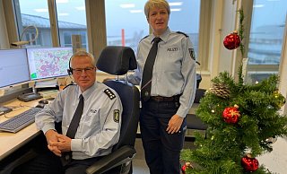 Wachdienst statt Weihnachtsbraten: Die Gütersloher Polizisten Klaus Bardowieck und Katrin Stellbrink übernehmen in diesem Jahr an Heiligabend die Schicht im Spätdienst. Auch auf der Leitstelle herrscht an Heiligabend eine besondere Stimmung. - Christian Bröder