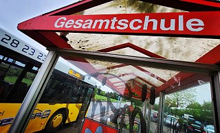 Ein Bus bringt Schüler aus Löhne zur Gesamtschule nach Kirchlengern. Das ist Politikern und Schulleitung der Bertolt-Brecht-Gesamtschule in Löhne ein Dorn im Auge. Sie wollen eine direkte Busverbindung in Löhne etablieren und hoffen, damit nicht mehr so viele Schüler abwandern. - Gerald Dunkel