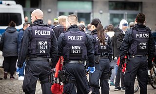 Polizei und Ordnungsamt wollen mehr Präsenz in der Innenstadt zeigen. Verstärkt sollen Schwerpunkteinsätze wie hier an der Tüte durchgeführt werden. - NW