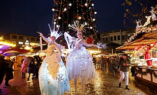 Die Eisköniginnen verliehen dem Weihnachtsmarkt trotz des Regens etwas Märchenhaftes. Die Stelzenläuferinnen hatten immer ein Lächeln auf den Lippen. - Frank-Michael Kiel-Steinkamp