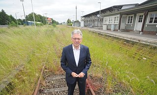 Den Rahdener Bahnhof kennt Achim Post schon seit Jahrzehnten. So zugewachsen wie jetzt erinnere der Bahnhof eher an eine frei wuchernde Grünfläche. Hier sehe man die Folgen der Jahrzehntelangen Unterfinanzierung der Bahn. - Joern Spreen-Ledebur