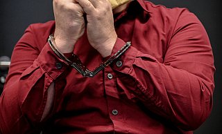 Das Gericht honorierte das Geständnis und verturteilte den 39-Jährigen zu achteinhalb Jahren Haft. - picture alliance/dpa/epa/Pool