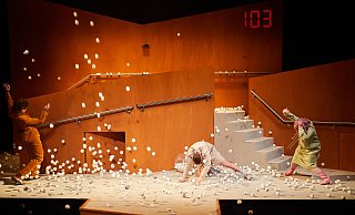 In der Flut des Zufallsprinzips wüten die Sachbearbeiter Armin (Gregor Weisgerber) und Gabor (Thomas Kaschel) sowie Bürgergeldempfängerin Maude (Mirjam Radovic) um ein kleines Stück vom Glück. - Meinschäfer In der Flut des Zufallsprinzips wüten die Sachbearbeiter Armin (Gregor Weisgerber) und Gabor (Thomas Kaschel) sowie Bürgergeldempfängerin Maude (Mirjam Radovic) um ein kleines Stück vom Glück. - Meinschäfer