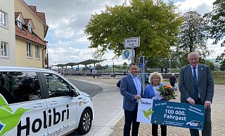 Marcus Klugmann (l.) und Bürgermeister Daniel Hartmann gratulieren Birgit Janitschke. - nph