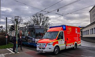 Die Rettungskräfte versorgen den Mann am Unfallort. - Paul Brinkmann