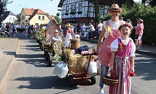Der Erntedankumzug kommt sowohl bei den kleinen und großen Aktiven, als auch beim Publikum an. - Verein