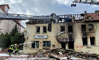 Das ehemalige Hotel Kaiser ist nach dem Brand akut einsturzgefährdet. Das Bauamt muss nun eingreifen. - Charlotte Mahncke