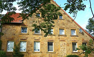 Das gesamte Haupthaus ist aus Sandstein errichtet. - IVB