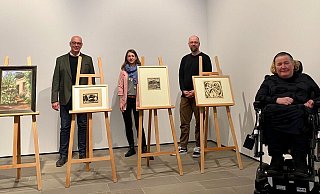 Werner Jülke (Vorsitzender Freundeskreis Städtische Galerien Paderborn/v. l.), Simone Stritzker (Museologin Schloß Neuhaus), Maximilian Zindle (Leiter Kulturamt) und Andrea Brockmann (Leiterin städtische Museen und Galerien) freuen sich über die Erweiterung der städtischen Kunstsammlung - Gesa John