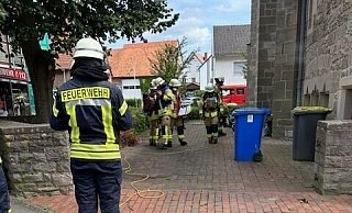 Unter Atemschutz ging die Feuerwehr in den Keller der Kirche in Nörde. - FFW Warburg