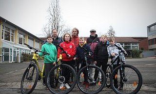 Corey (vorne v. l.), Tjalan, Tim, Leno und Finn freuen sich über die neuen Räder für ihre Mountainbike AG. Mit ihren freuen sich Schulleiter Armin Perrey, Sozialarbeiter Marco Hanna und Olaf Mühlenweg vom Förderverein. - Felix Eisele