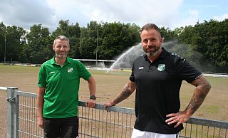 Der Sprenger wässert den neuen Rasenplatz, Klubchef Christoph Lutter (r.) und Stellvertreter Jörg Ziegenhahn hoffen, dass die Fläche gut anwächst. - Johannes Büttner