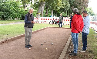 Jürgen Fenske spielt hier mit seiner Gruppe seit Jahren an jedem Mittwoch. Sie wünschen sich eine breitere Bahn, damit mehr Spieler gleichzeitig spielen können. - Celina Allard