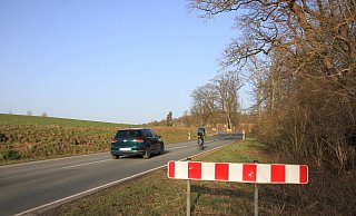 Bellersen/Bredenborn: Der Radweg an der Straße von Gut Abbenburg nach Bredenborn und Vörden endet plötzlich freier Strecke. Auf der engen Straße wird oft sehr schnell gefahren – für Radfahrer hochgefährlich und mit Kindern nicht zu verantworten. Foto: David Schellenberg - David Schellenberg