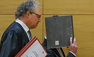 Der 21-Jährige Tatverdächtige stach bei einer Party mit einem Küchenmesser auf seine Kollegin ein. Jetzt steht er am sechsten Verhandlungstag vor Gericht. - Andreas Zobe