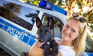 Polizei-Tierpflegerin Laura Reuter hat nach dem Training ihren neuen Schützling Venom auf den Arm genommen. - Mike-Dennis Mller / www.mdm.photo
