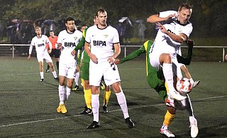 Die Dornberger Noah Fritz (v.l.), Clemens Bachmann, Morten Struwe und Malte Schmidt im FSC-Strafraum. - Peter Unger