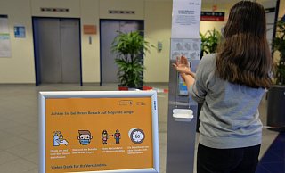 Über kleine Bildchen wird im Eingangsbereich des Klinikums Herford erklärt, worauf es bei den Hygienemaßnahmen zum Schutz vor dem Coronavirus ankommt. - Klinikum Herford