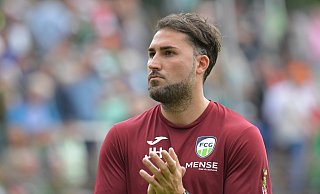 FC Güterslohs Trainer Julian Hesse musste sein Team auf einer Position verändern. Weil Markus Esko erkrankt war, spielte Aleksandar Kandic im rechten Mittelfeld. - Jens Dünhölter