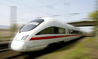 Symbolfoto: Der Neu- und Ausbau einer ICE-tauglichen Bahntrasse zwischen Bielefeld und Hannover wird in OWL heiß diskutiert. - dpa