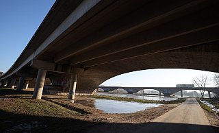 Vier Brücken führen die A2 über die Weserflutmulde, zwei für jede Fahrtrichtung. Zwischen den Fahrtrichtungspaaren ist ein 100 Meter breiter Zwischenraum. - Jörg Stuke
