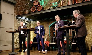 Gastgeber Christoph Barre (r.) begrüßte das Publikum und die Landrats-Kandidaten Ali Dogan (SPD, v. l.), Jörg-Michael Schrader (CDU) und Thomas Röckemann (AfD). - Heike von Schulz