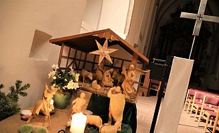 Die Holzkrippe in der evangelischen Kirche Maria im Weinberg Warburg wird jedes Jahr von Margot Redlich aufgebaut. - Simone Flörke