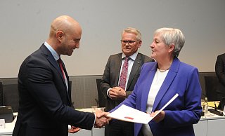 Landrat Ali Dogan wurde am Montag im Kreistag vom 1. stellvertretenden Landrat Michael Grosskurth und von Kreisdirektorin Cornelia Schöder in sein Amt eingeführt. Foto: Joern Spreen-Ledebur - Joern Spreen-Ledebur