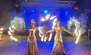 Eine feurige Show mit vielen Lichteffekten liefert die Künstlergruppe aus Minsk zur Eröffnung der Weihnachtswelt auf der Bühne ab. Der neue Weihnachtsmarkt läuft noch bis zum 30. Dezember. - Gabriele Grund